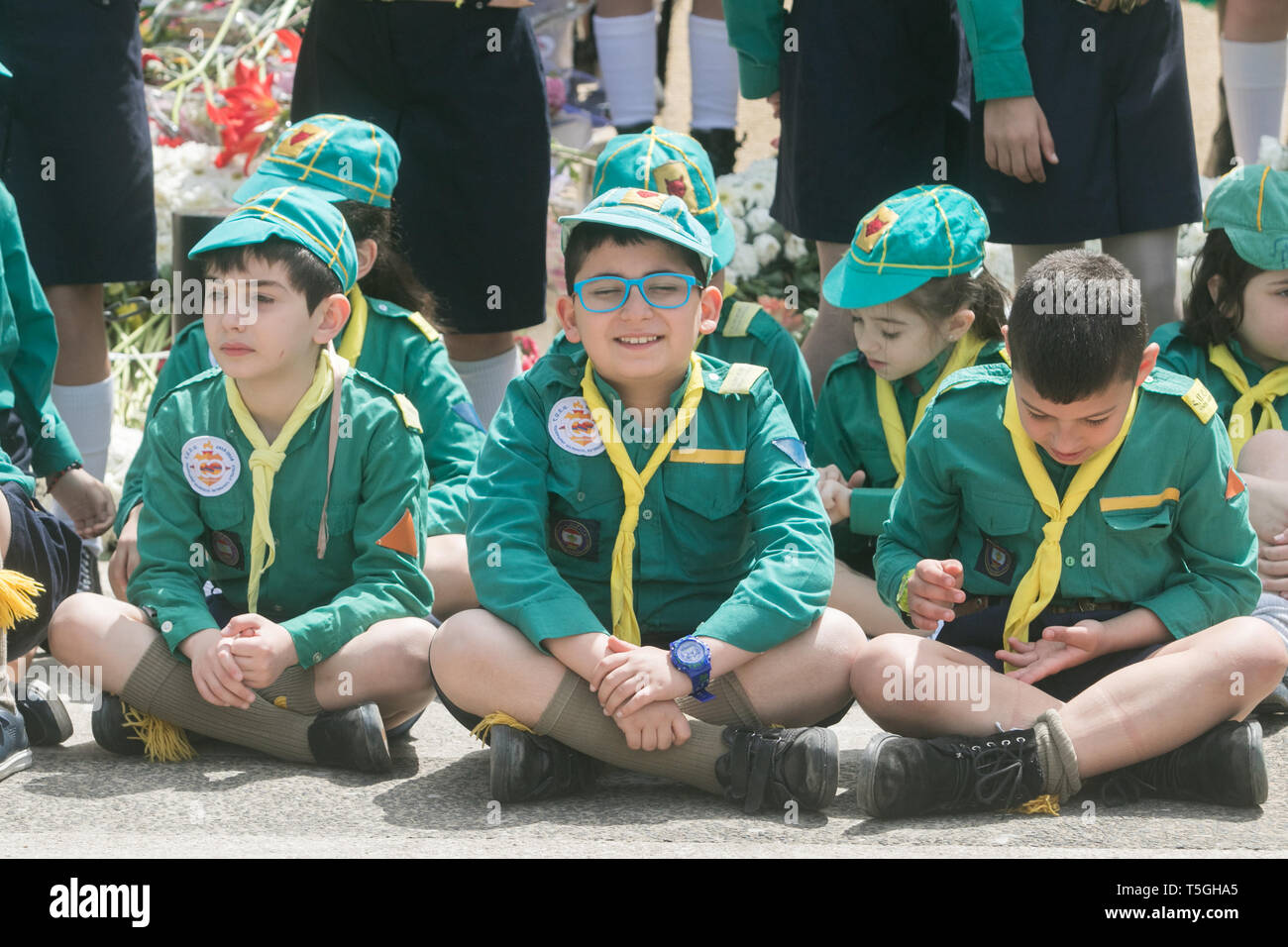 Liban Beyrouth, le 24 avril 2019. Armenian louveteaux se retrouvent au Mémorial des martyrs de l'église de Saint Stefano dans l'Archidiocèse orthodoxe arménienne d'Antélias, au nord de Beyrouth, les Arméniens du monde entier célèbrent le 104e anniversaire de la Première Guerre mondiale, l'ère des massacres de masse de 1,5 million d'Arméniens par les Turcs ottomans dans ce qu'il insiste a été un génocide - un terme violemment rejeté par la Turquie Crédit : amer ghazzal/Alamy Live News Banque D'Images