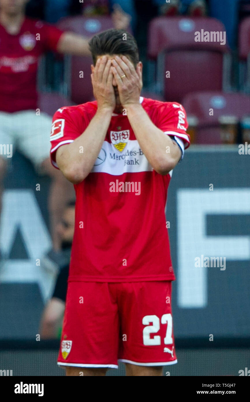 Mario Gomez (#  27, S). Le soccer, le FC Augsburg (A) - Le VfB Stuttgart (S) : 6, 0, 30.journée de Bundesliga, la saison 2018/2019, le 20/04/2019 à Augsbourg/Allemagne/WWKARENA. Note de rédaction : DFL règlement interdit toute utilisation des photographies comme des séquences d'images et/ou quasi-vidéo. ¬ | conditions dans le monde entier Banque D'Images