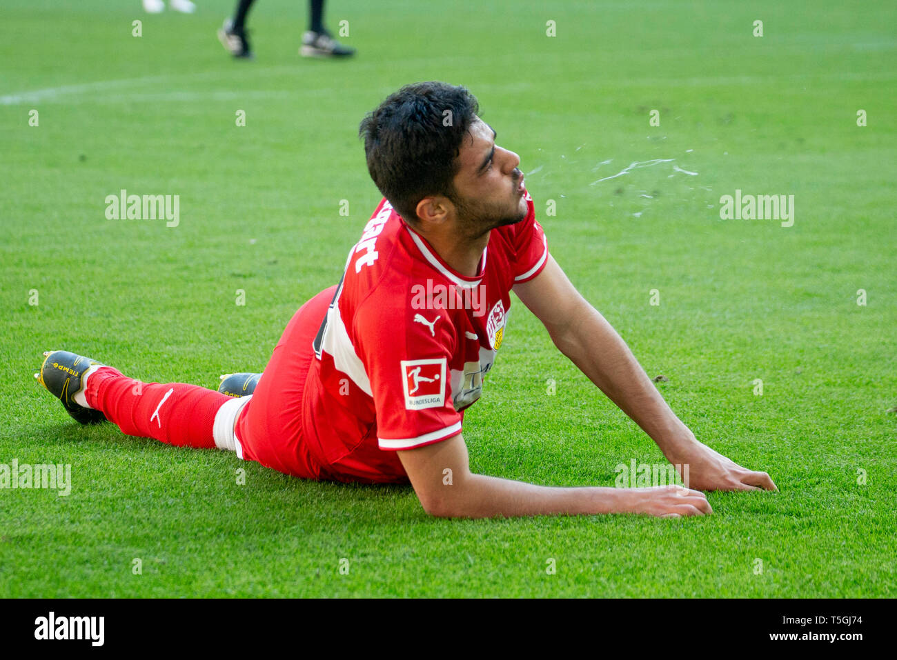 (Vñzan Oezan) KABAK (#  18, S). Le soccer, le FC Augsburg (A) - Le VfB Stuttgart (S) : 6, 0, 30.journée de Bundesliga, la saison 2018/2019, le 20/04/2019 à Augsbourg/Allemagne/WWKARENA. Note de rédaction : DFL règlement interdit toute utilisation des photographies comme des séquences d'images et/ou quasi-vidéo. ¬ | conditions dans le monde entier Banque D'Images