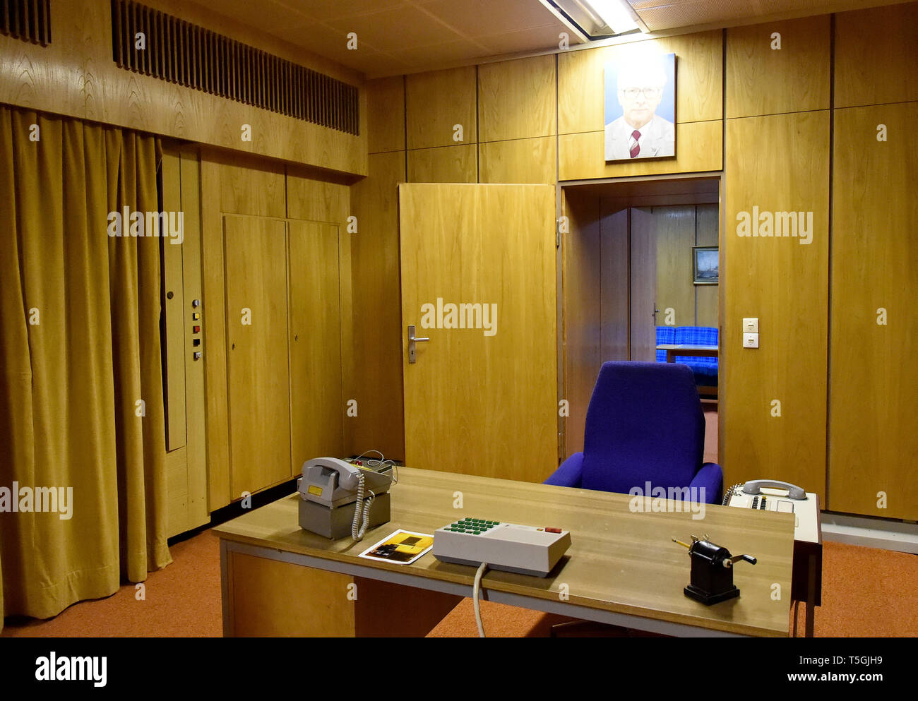 06 avril 2019, le Brandebourg, Prötzel Ot Harnekop : Le secrétaire d'Etat à la défense à l'étude Harnekop Bunker. Sur trois étages à 30 mètres sous terre, le ministre de la défense de la RDA et ses commandants de haut rang voulu se retrancher en cas de guerre. Le propriétaire actuel a attribué le site et le bunker à différents locataires qui sont en conflit sur les droits d'utilisation. Photo : Bernd Settnik/dpa-Zentralbild/dpa Banque D'Images