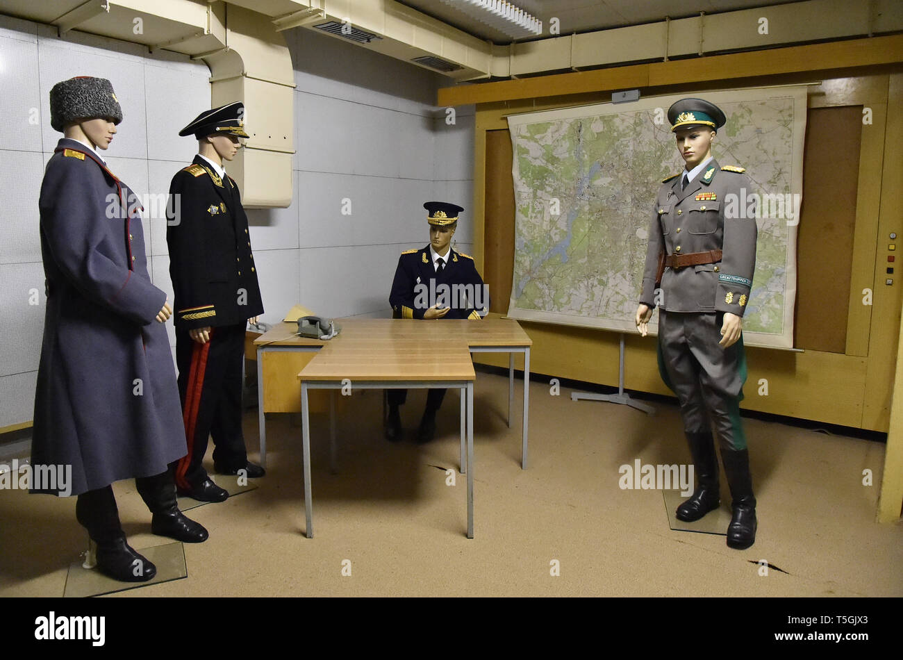 06 avril 2019, le Brandebourg, Prötzel Ot Harnekop : Dolls en uniforme sont debout dans le bunker Harnekop dans une chambre pour discuter de la situation. Sur trois étages à 30 mètres sous terre, le ministre de la défense de la RDA et ses commandants de haut rang voulu se retrancher en cas de guerre. Le propriétaire actuel a attribué le site et le bunker à différents locataires qui sont en conflit sur les droits d'utilisation. Photo : Bernd Settnik/dpa-Zentralbild/ZB Banque D'Images