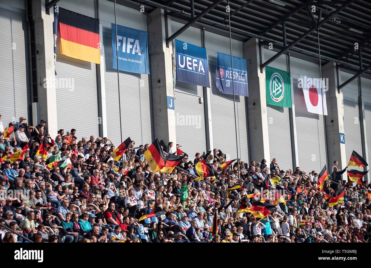 Paderborn, Allemagne. 09 avr, 2019. Fonction, fans avec les drapeaux sur la tribune, derrière eux, les drapeaux et pavillons de l'UEFA, FIFA, DFB, le respect, l'Équipe nationale de football match amical des femmes, l'Allemagne (GER) - Japon (JPN) 2 : 2, le 09.04.2019 à Paderborn (Allemagne). Utilisation dans le monde entier | Credit : dpa/Alamy Live News Banque D'Images