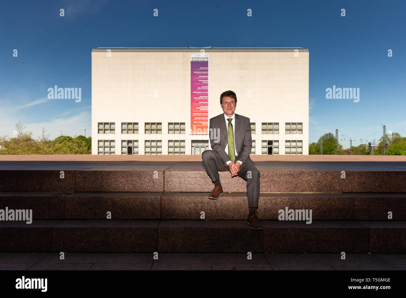 Hambourg, Allemagne. Apr 25, 2019. Alexander Klar, actuellement directeur du Musée de Wiesbaden, le siège en face de la Kunsthalle. Le nouveau directeur de la Kunsthalle devient clair le 1 août. Credit : Ulrich Perrey/dpa/Alamy Live News Banque D'Images