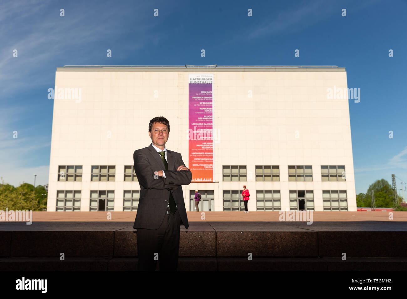 Hambourg, Allemagne. Apr 25, 2019. Alexander Klar, actuellement directeur du Musée de Wiesbaden, se place en avant de la Kunsthalle. Le nouveau directeur de la Kunsthalle devient clair le 1 août. Credit : Ulrich Perrey/dpa/Alamy Live News Banque D'Images