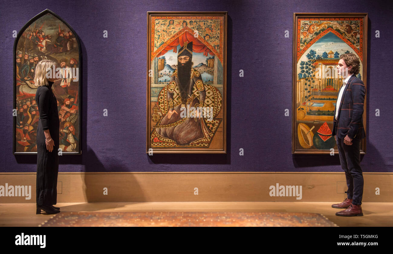 Londres, Royaume-Uni. 25 avril, 2019. L'art indien et islamique Bonhams vente prévisualiser à New Bond Street. Image (centre) : un portrait monumental de Fath-Ali Shah, le deuxième souverain de la dynastie Qajar, assis contre un jewelled bolster, dirige le photocall. Les rares travaux, qui s'affiche en vente aux enchères pour la première fois, a été commandé par la cour Qajare pour orner le pavillon royal. En date du 1251 AH/AD 1835-36. Devis sur demande. Credit : Malcolm Park/Alamy Live News. Banque D'Images