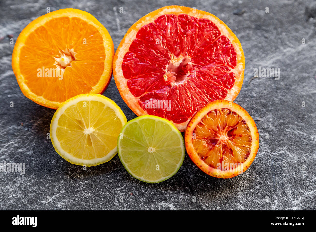Les agrumes en tranches sur ardoise Banque D'Images