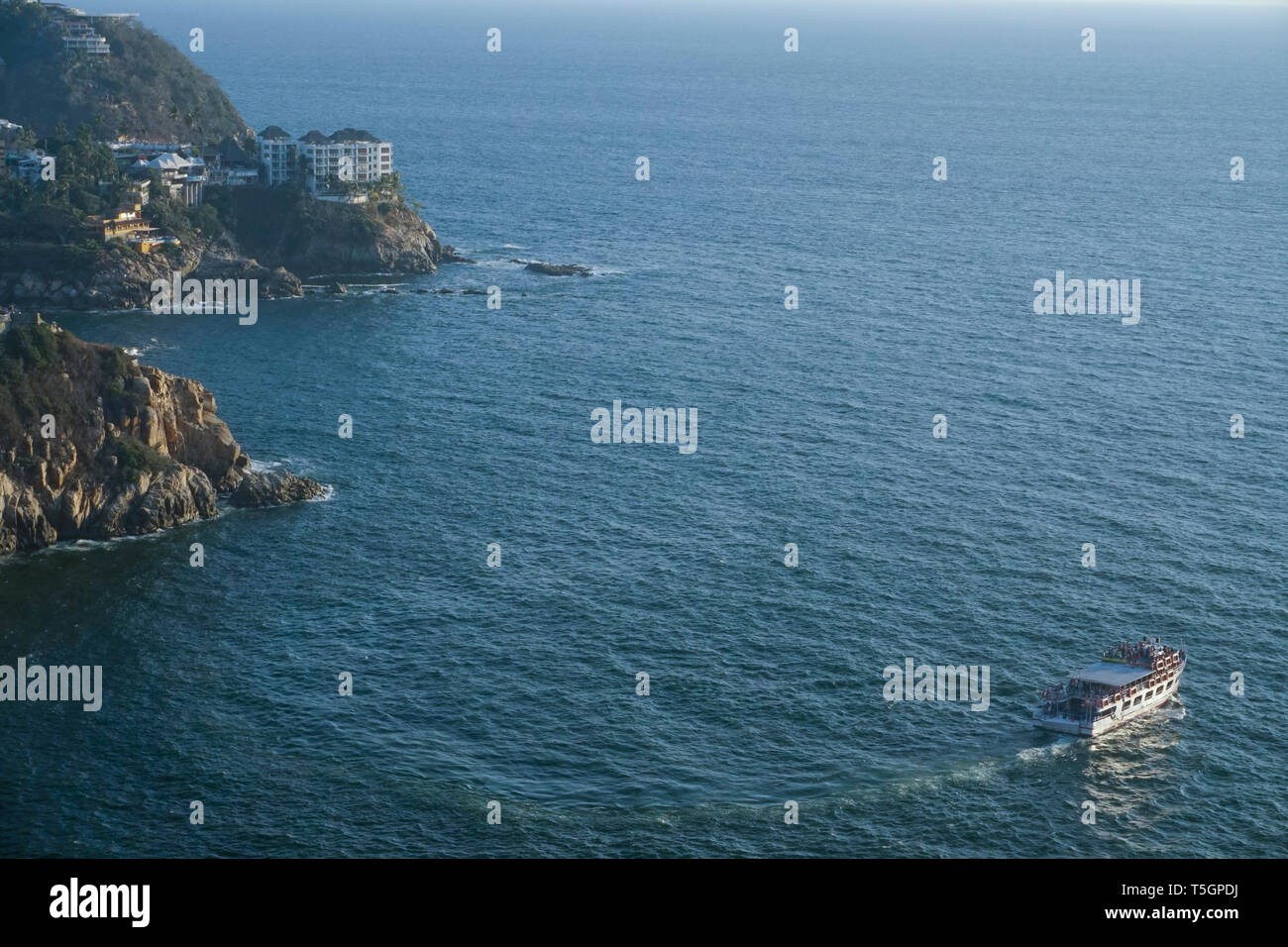 Bateau sur la côte Pacifique, Acapulco, Mexique Banque D'Images