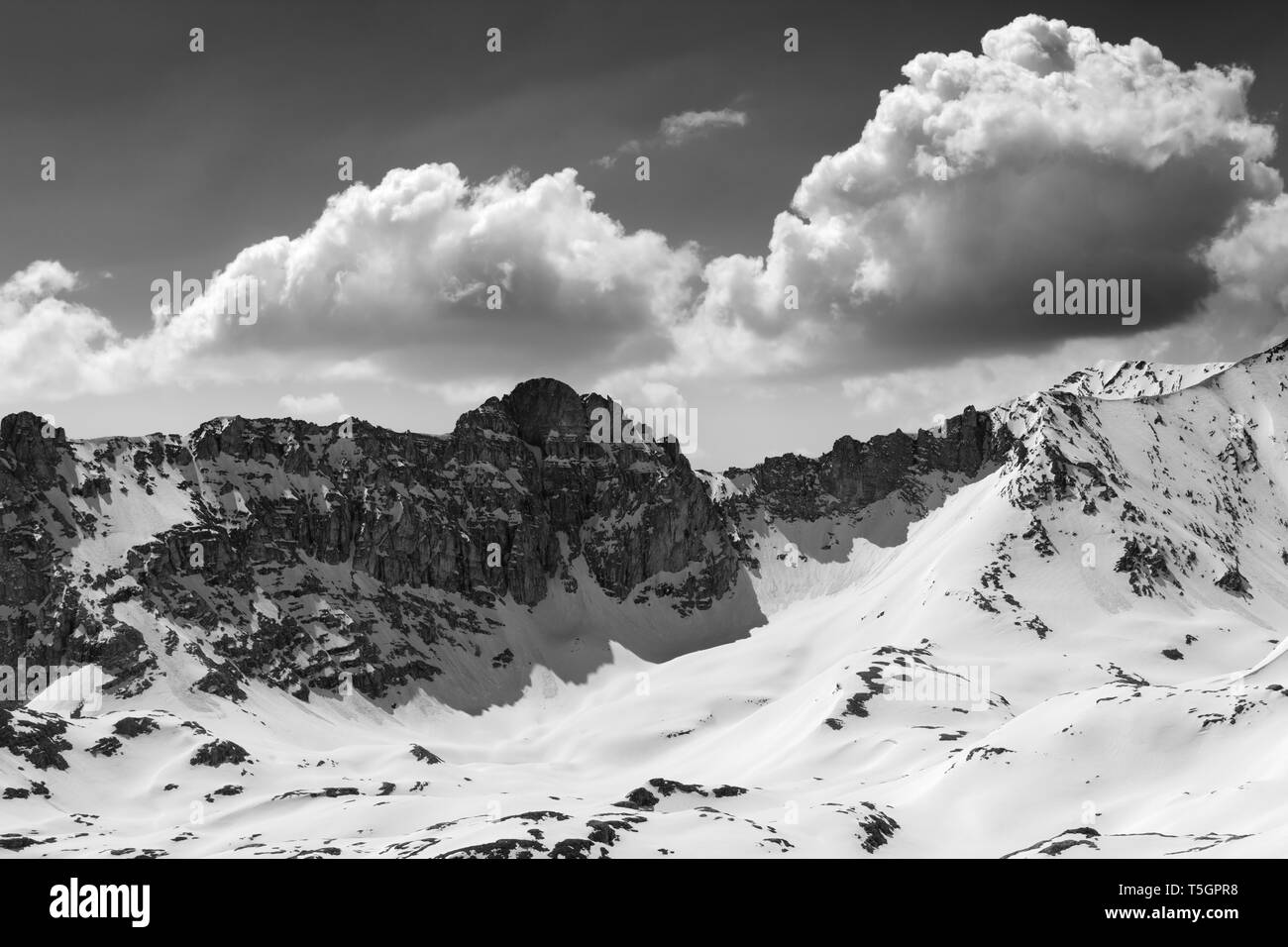 Montagnes de neige et ciel avec nuage dans sunny journée d'hiver. La Turquie, Monts Taurus centrale, Aladaglar (Anti-Taurus), du plateau (Edigel Ije Goller). Black Banque D'Images