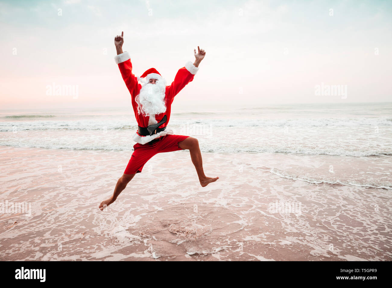 La Thaïlande, l'homme déguisé en Père Noël sautant dans l'air à la mer Banque D'Images