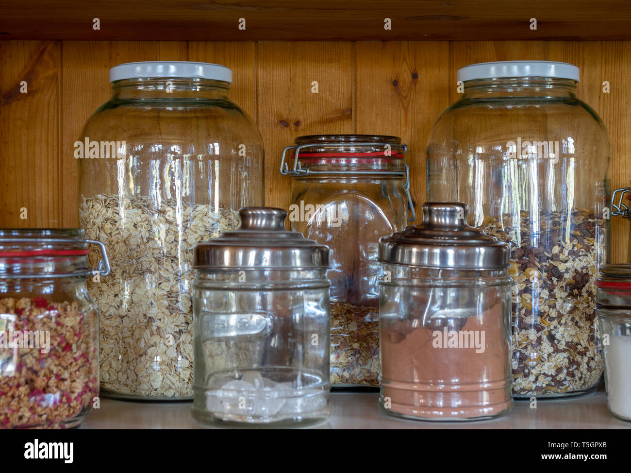 Les aliments secs comme le cacao, le sucre et le muesli respectueux stockées dans des bocaux en verre Banque D'Images