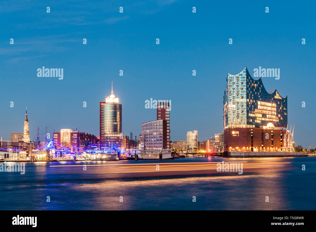 Allemagne, Hambourg, Elbe Philharmonic Hall et HafenCity à heure bleue Banque D'Images