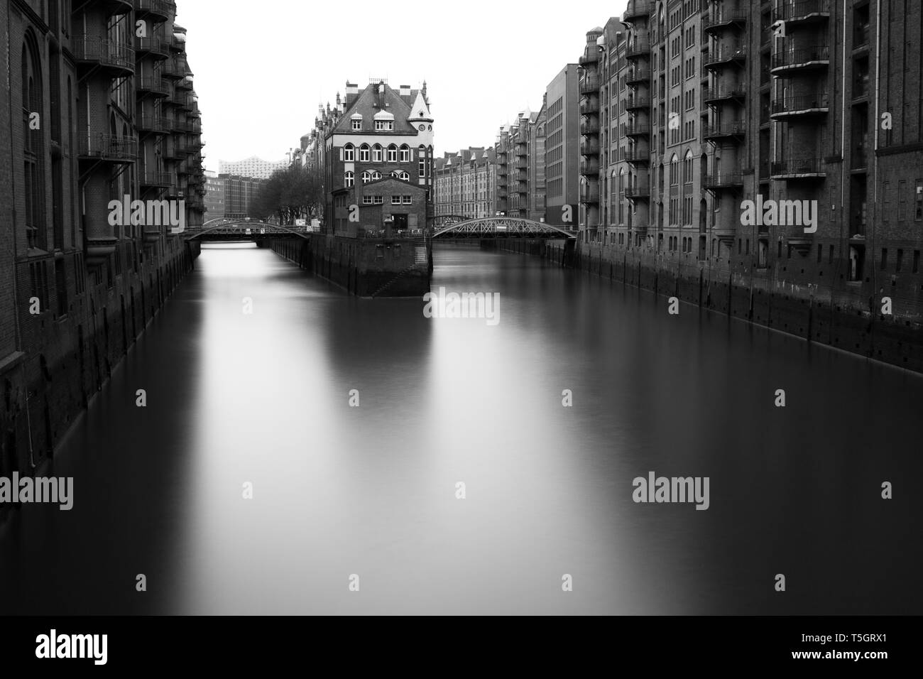 Noir et blanc de l'exposition longue dans l'entrepôt Wasserschloss district de Hambourg avec Elbphilhamonie dans l'arrière-plan Banque D'Images