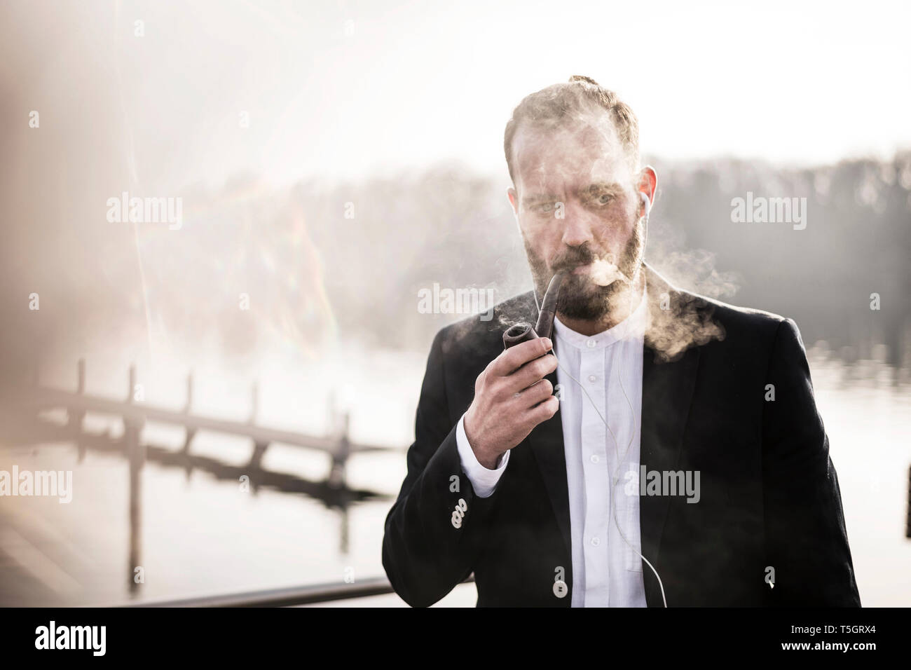 Businessman standing on a housebpat pipe, Banque D'Images