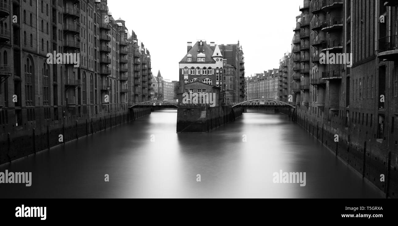 Le noir et blanc d'une longue exposition de Wasserschloss dans l'entrepôt de Hambourg Banque D'Images
