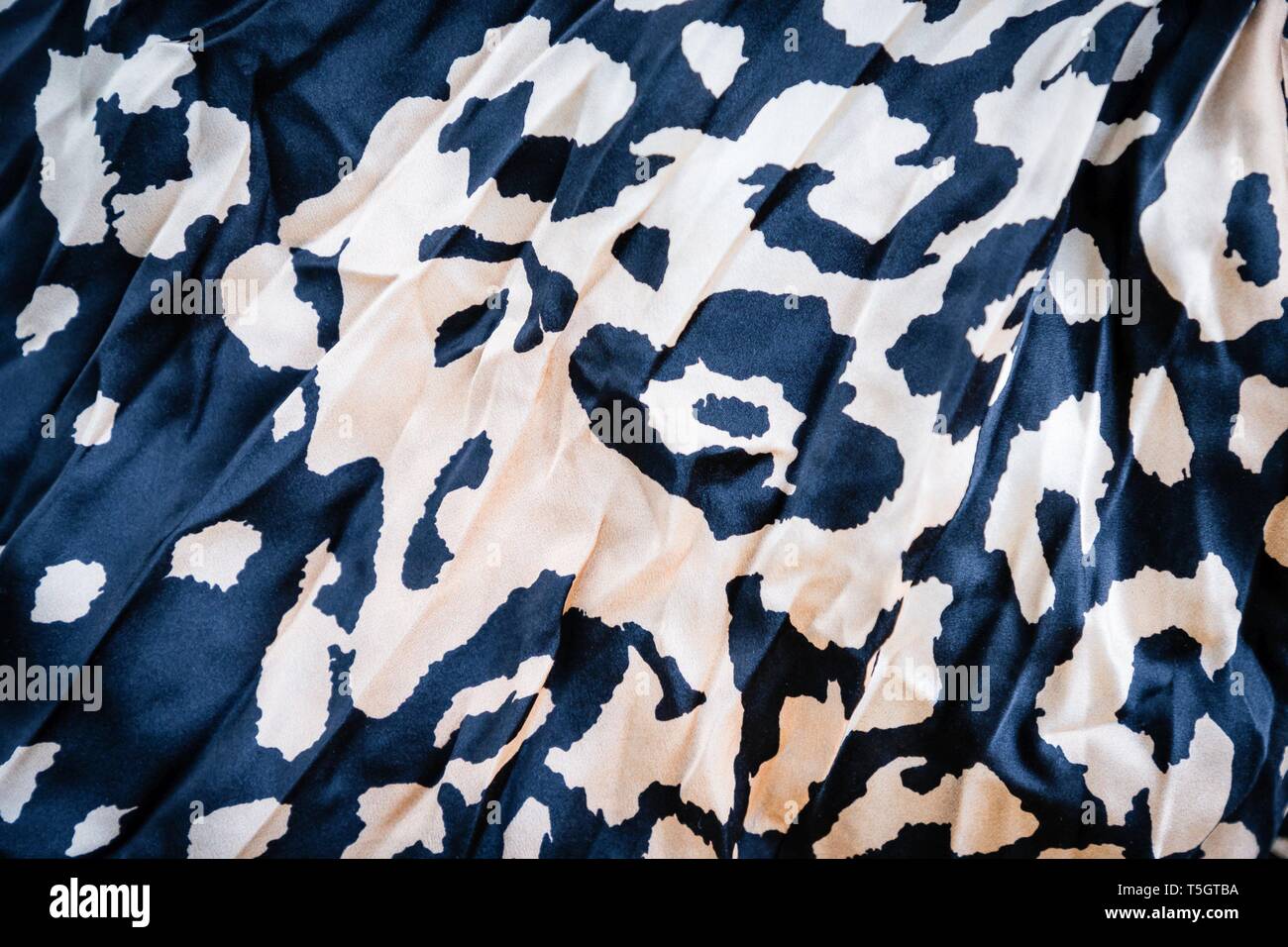 Fond beige noir et couleur avec Leopard print. Motif léopard à la mode 2019 Banque D'Images