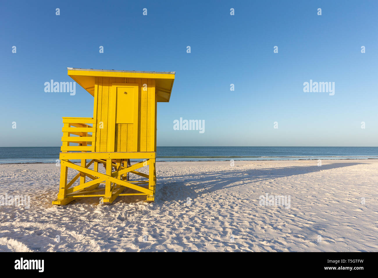 Lifeguard jaune mât sur une plage au petit matin. Copie de l'espace dans le ciel si nécessaire. Banque D'Images