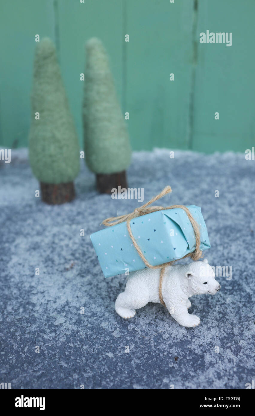 Toy ours blanc portant sur l'arbre de Noël Retour Banque D'Images