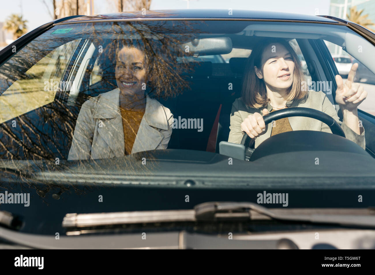 Deux femmes dans une voiture conduite par la ville Banque D'Images