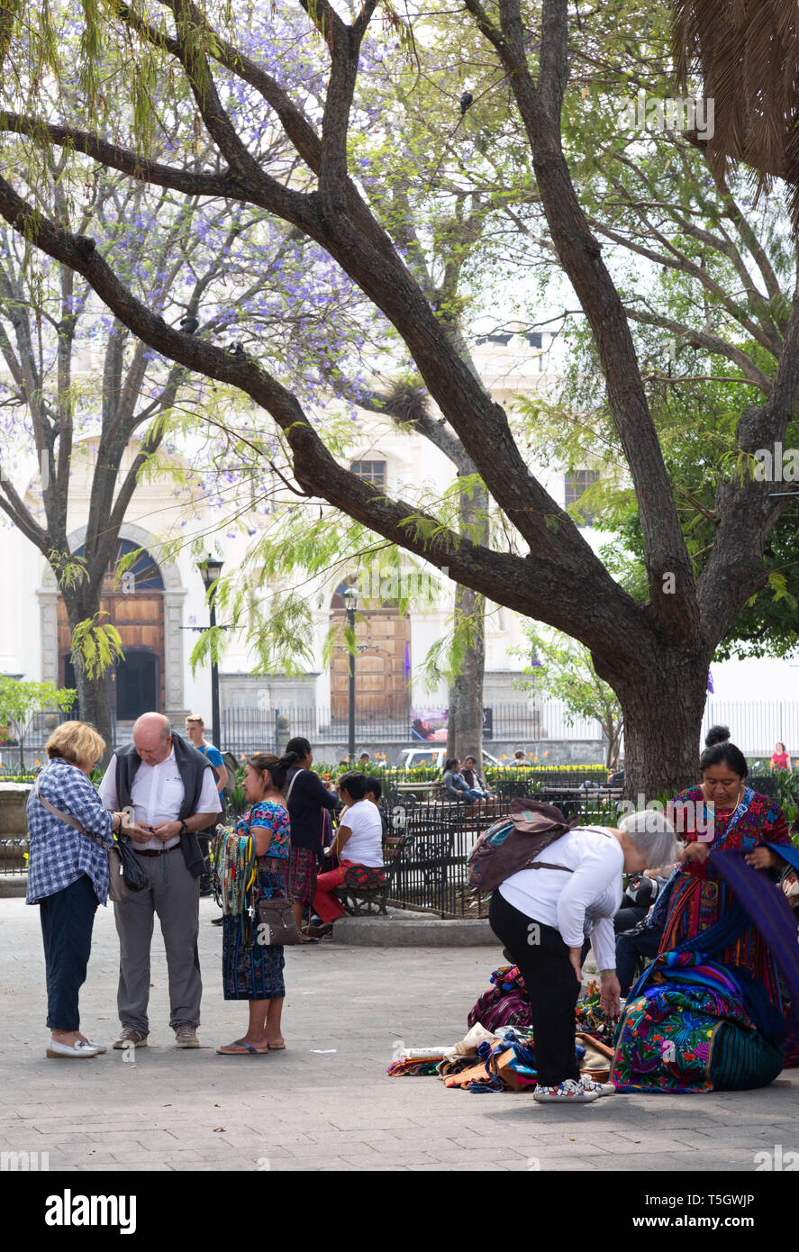 Antigua Guatemala, les touristes et la population locale sur la place centrale, Antigua Guatemala UNESCO World Heritage site, Amérique Centrale Banque D'Images