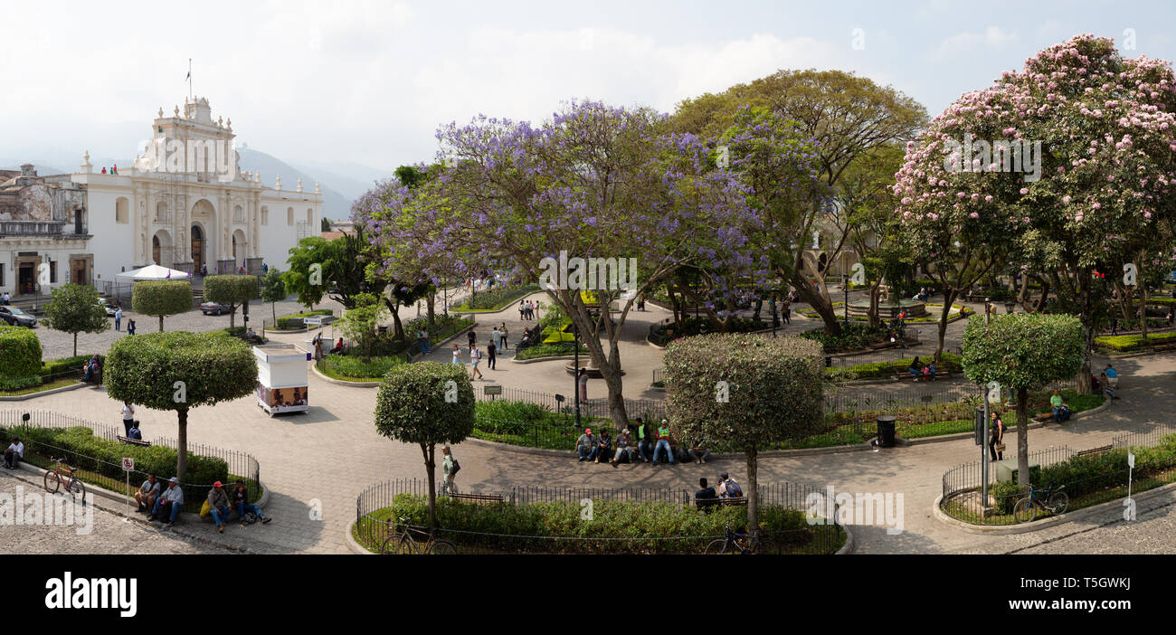 Antigua Guatemala - Panorama des personnes dans le parque central en la Plaza Mayor, Antigua Guatemala Amérique Latine Banque D'Images