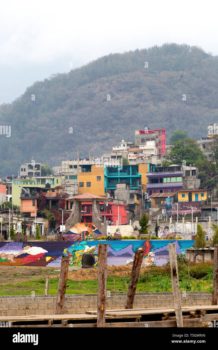 Santiago Atitlan, Guatemala, Amérique Centrale - bâtiments colorés de la ville vu depuis le lac Atitlan, Guatemala, Amérique Latine Banque D'Images