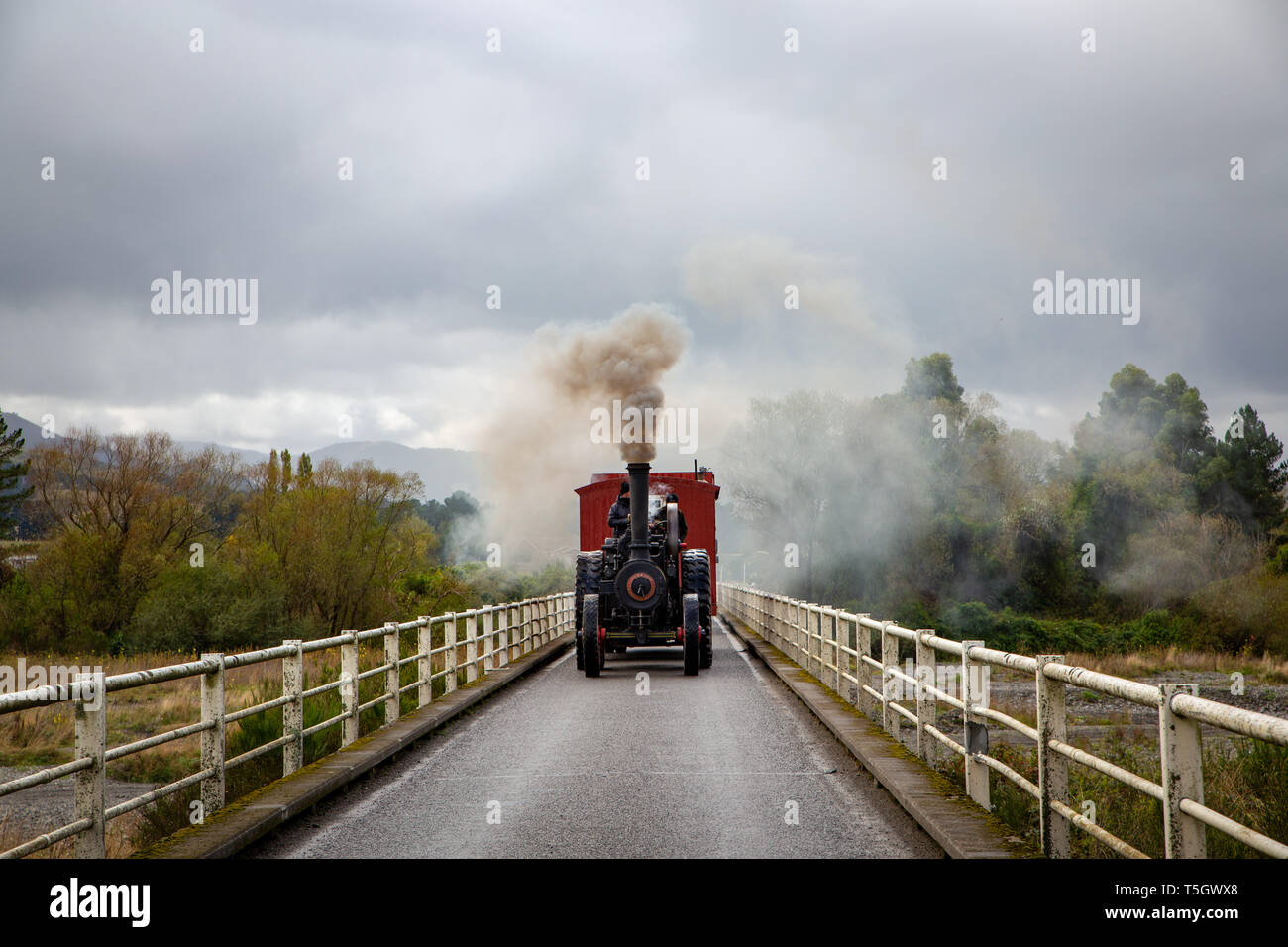 Un moteur de traction cabines remorquage fonctionne sa chemin de la gorge Waimakariri Road en direction de Sheffield, Nouvelle-Zélande Banque D'Images
