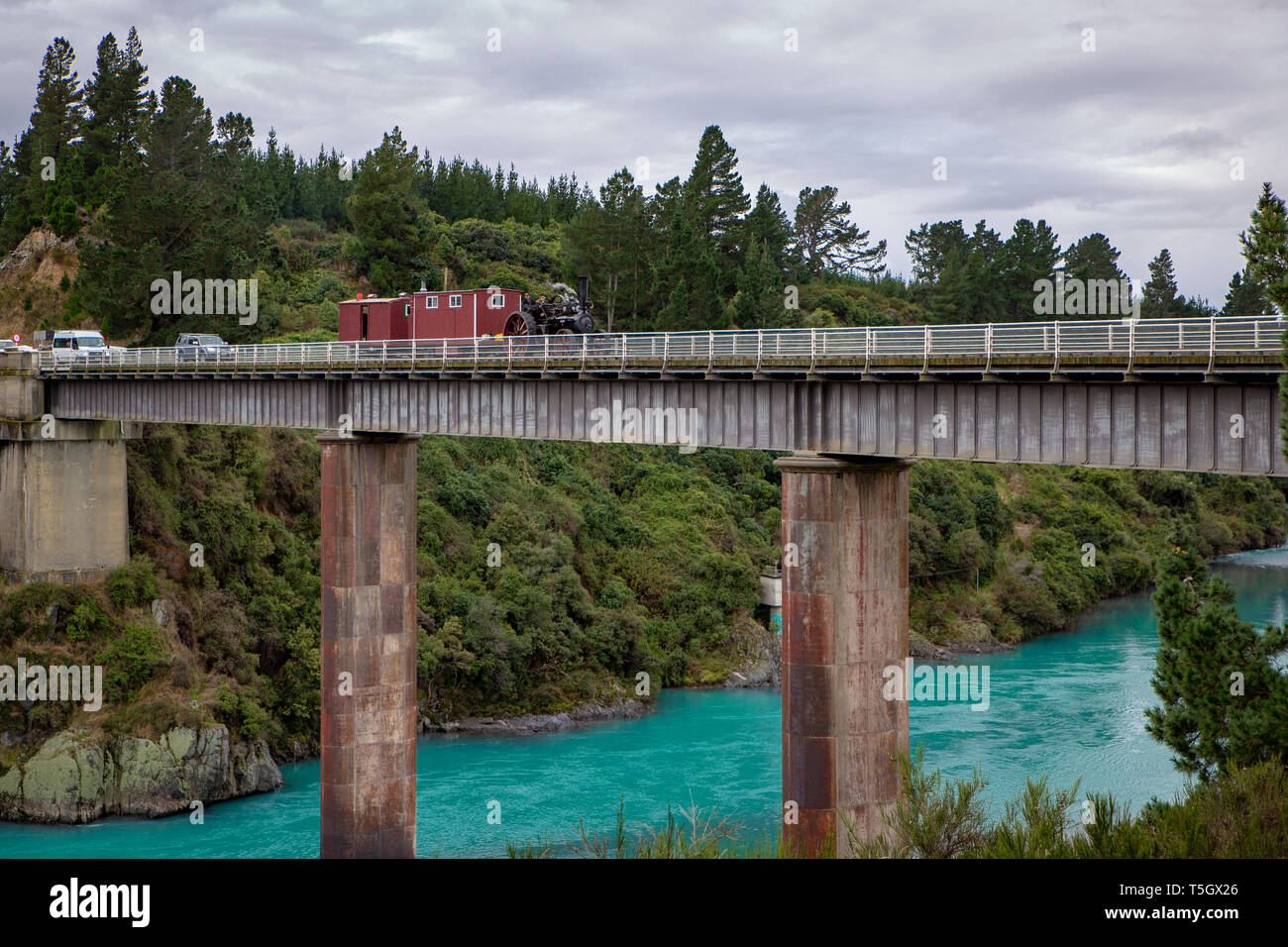 Un moteur de traction cabines remorquage fonctionne sa chemin de la gorge Waimakariri Road en direction de Sheffield, Nouvelle-Zélande Banque D'Images