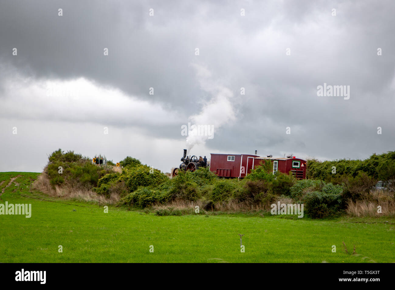 Un moteur de traction cabines remorquage fonctionne sa chemin de la gorge Waimakariri Road en direction de Sheffield, Nouvelle-Zélande Banque D'Images