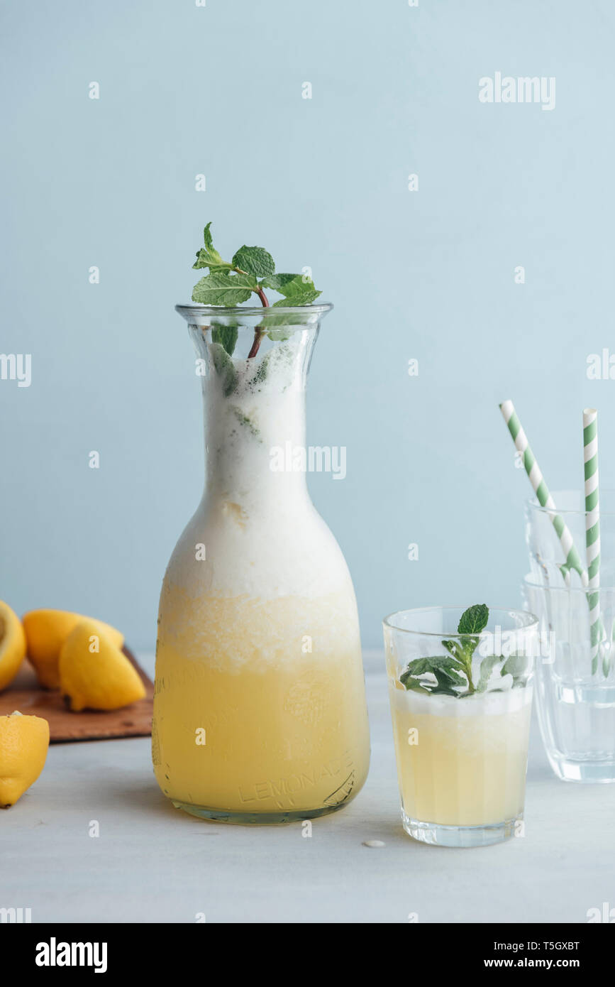 Limonade maison sucrée avec miel en carafe et verre Banque D'Images