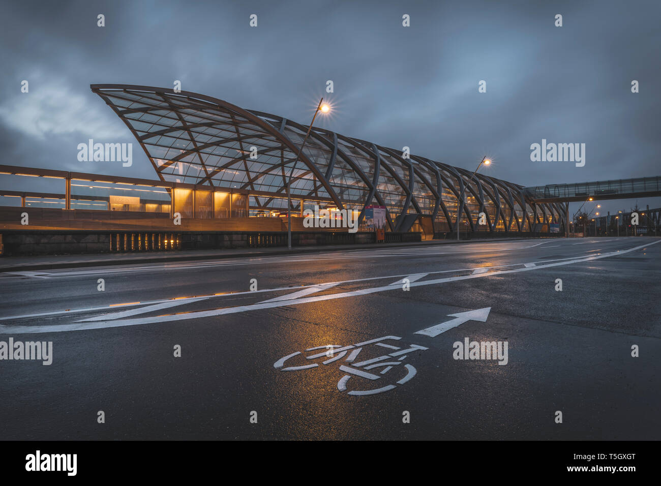 Allemagne, Hambourg, nouveau métro station Elbbruecken dans la soirée Banque D'Images