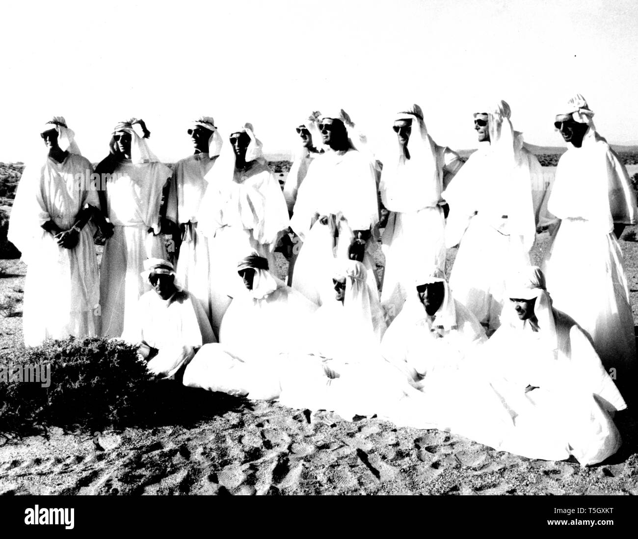 Les astronautes de la NASA qui pose pour une photo de groupe à la place, au Nevada désert après l'entraînement de survie, William Anders, Walter Cunningham, Roger Chaffee, Richard Gordon, Michael Collins, Clifton Williams, Eugene Cernan, David Scott, Donn Eisele, Russell Schweickart, Edwin Aldrin, Alan Bean, Charles Bassett et Theodore Freeman, Août, 1964. Droit avec la permission de la National Aeronautics and Space Administration (NASA). () Banque D'Images