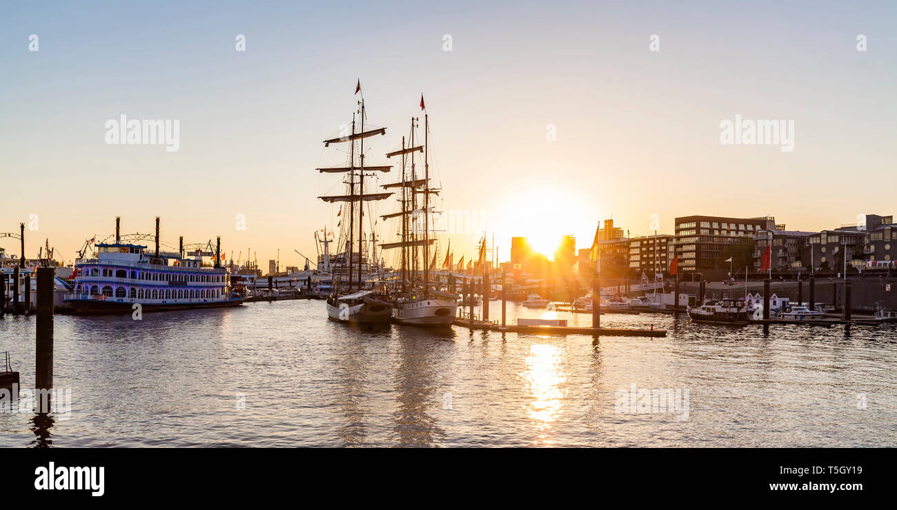 Allemagne, Hambourg, Baumwall, Ville de Plaisance au coucher du soleil Banque D'Images