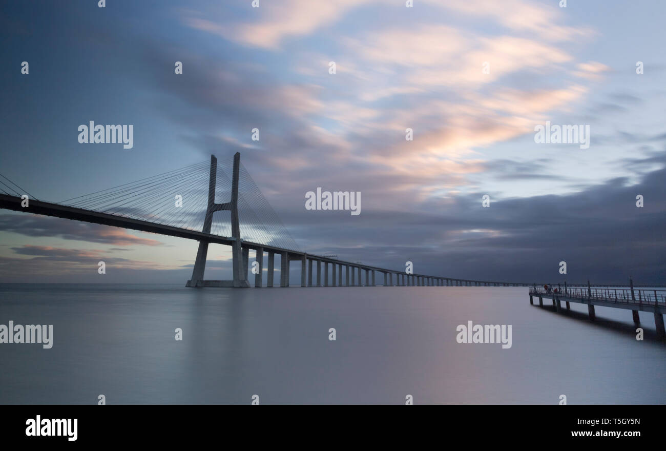 Portugal, Lisbonne, le pont Vasco da Gama le matin Banque D'Images
