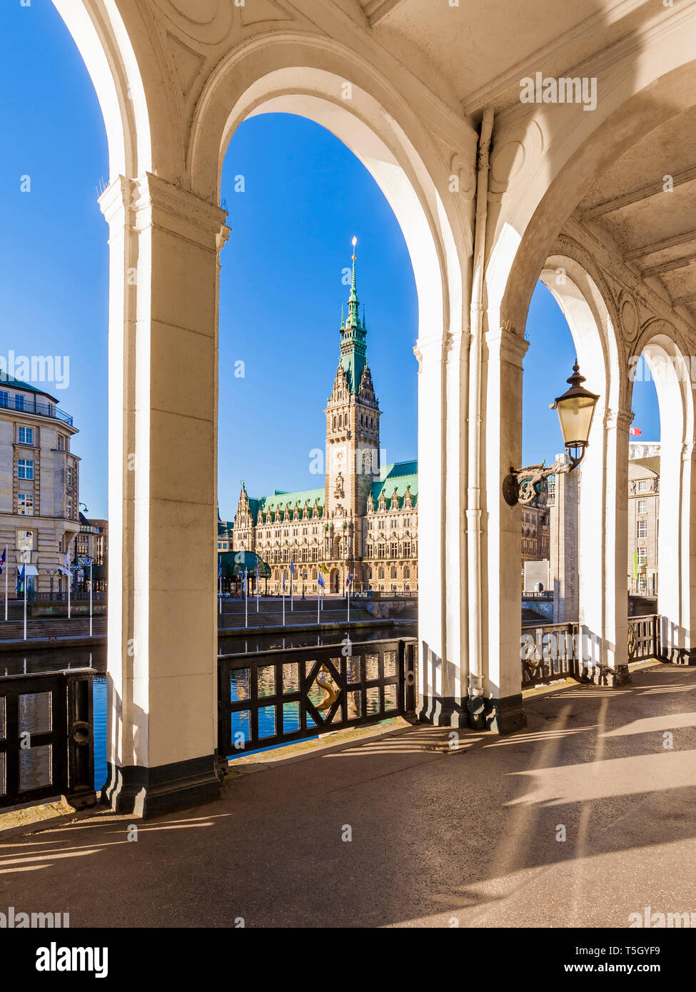 Allemagne, Hambourg, Alsterarkaden et l'hôtel de ville Banque D'Images