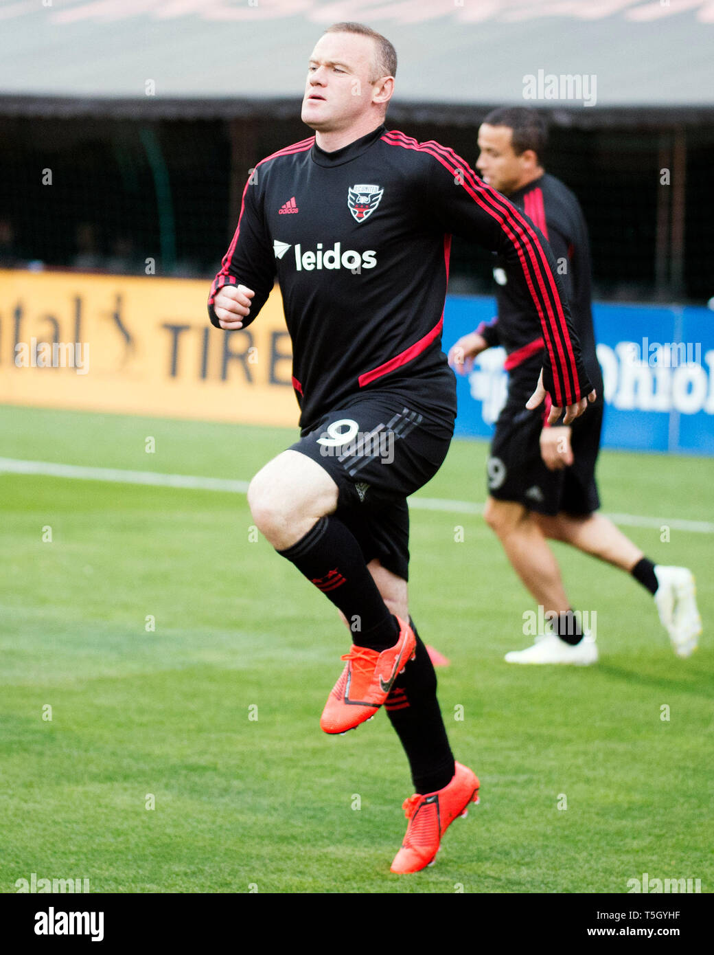 24 avril 2019 : D.C. United Wayne Rooney (9) se réchauffe avant de prendre sur Columbus Crew SC dans leur jeu à Columbus, OH, USA. Brent Clark/Alamy Banque D'Images