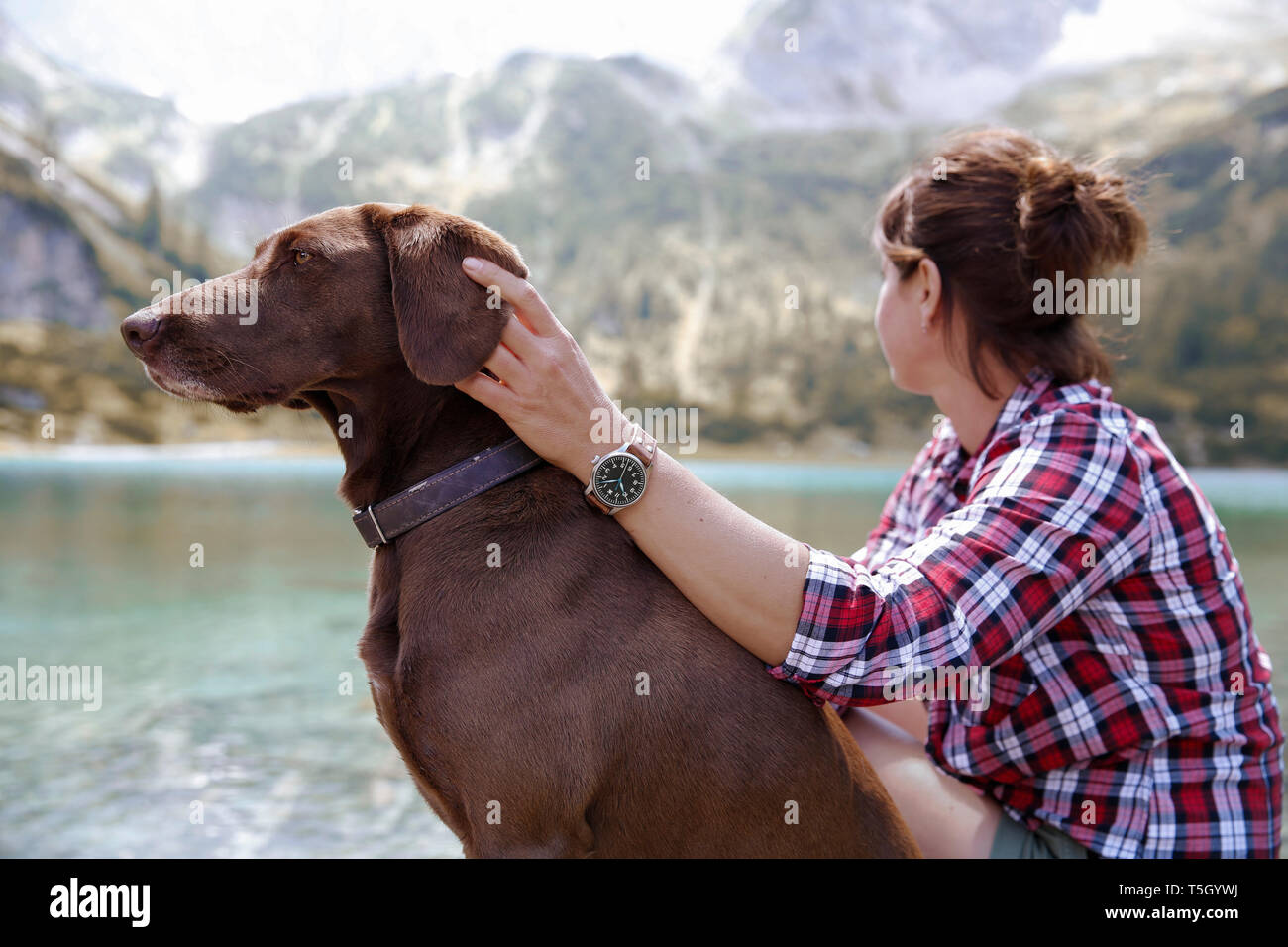 Autriche, Tyrol, femme avec chien au lac Seebensee Banque D'Images
