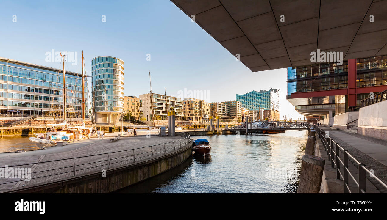 Allemagne, Hambourg, HafenCity, Sandtorhafen et maisons d'habitation modernes Banque D'Images