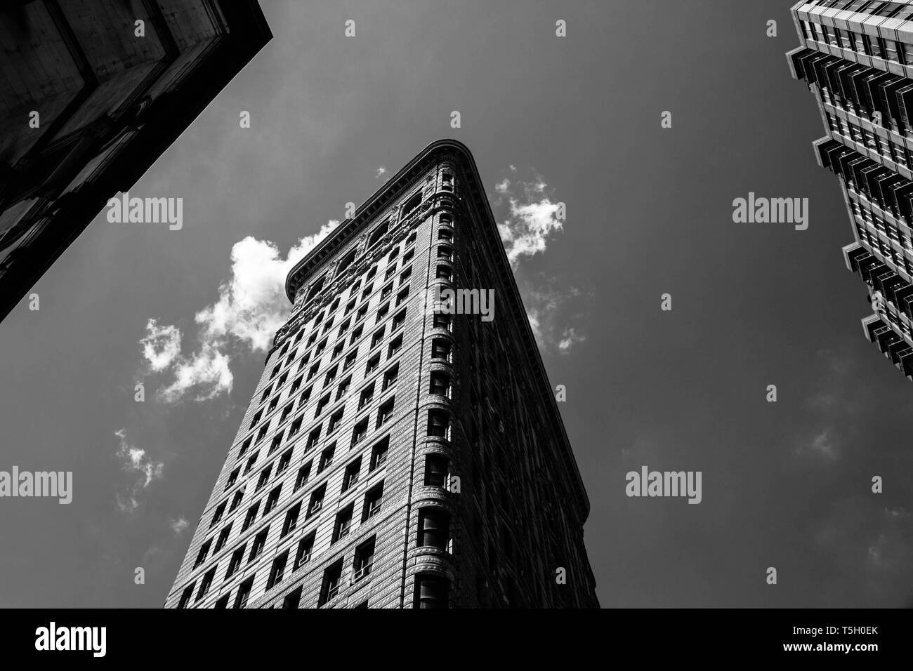 Photo noir et blanc à angle bas du bâtiment Flatiron À New York Banque D'Images