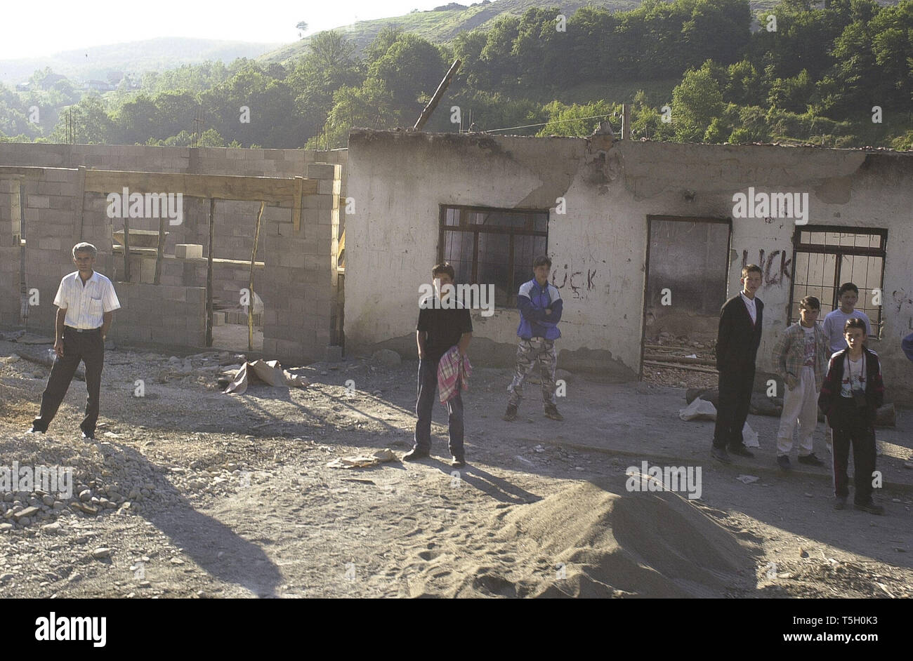 26 mai 2000 - Strpce, Kosovo, Yougoslavie - Kosovoars regardez une patrouille d'escorte de véhicules ukrainien serbes à shop en Serbie, 26 mai 2000. Ukraniane .l'armée polonaise et des unités rattachées à la tête de l'OTAN au Kosovo escorté des Serbes de leurs enclaves à la Serbie pour le shopping dans les zones contrôlées par les Albanais. (Crédit Image : © Bill Putnam/Zuma sur le fil) Banque D'Images