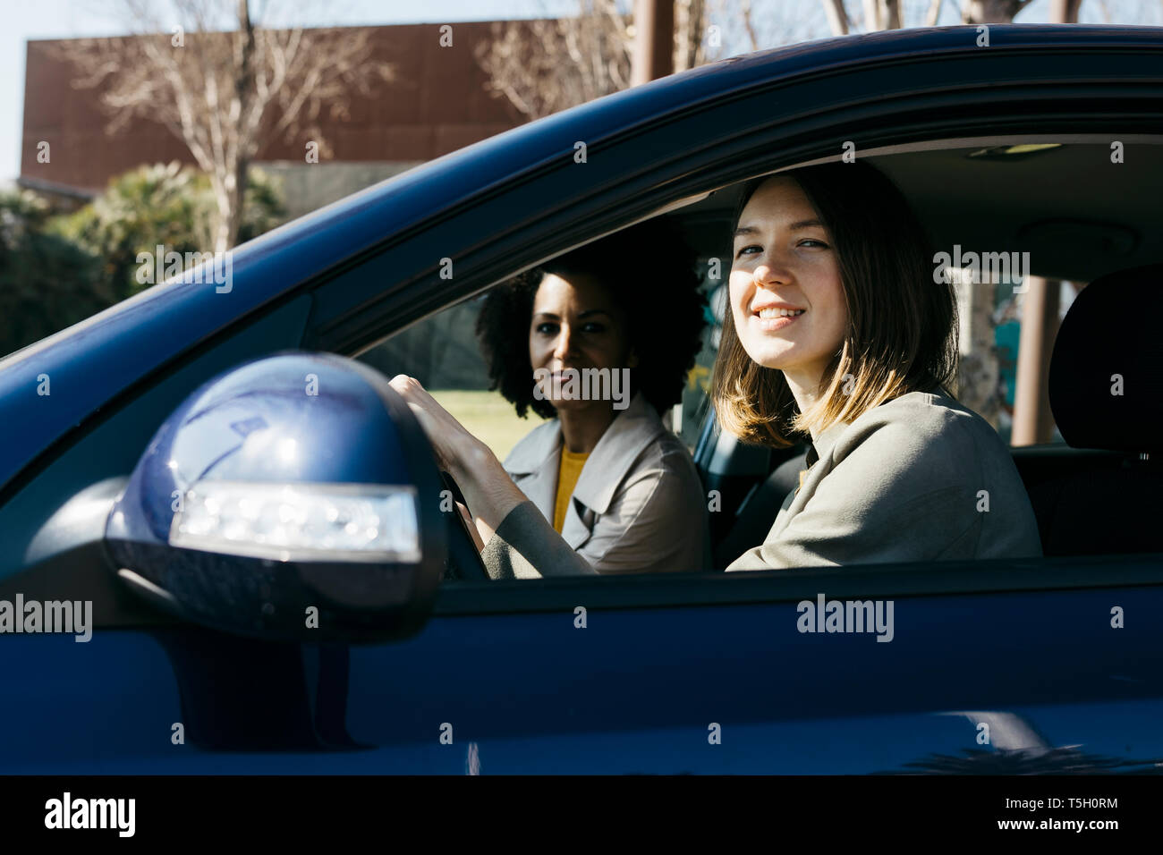 Portrait de deux femmes au volant dans une voiture Banque D'Images
