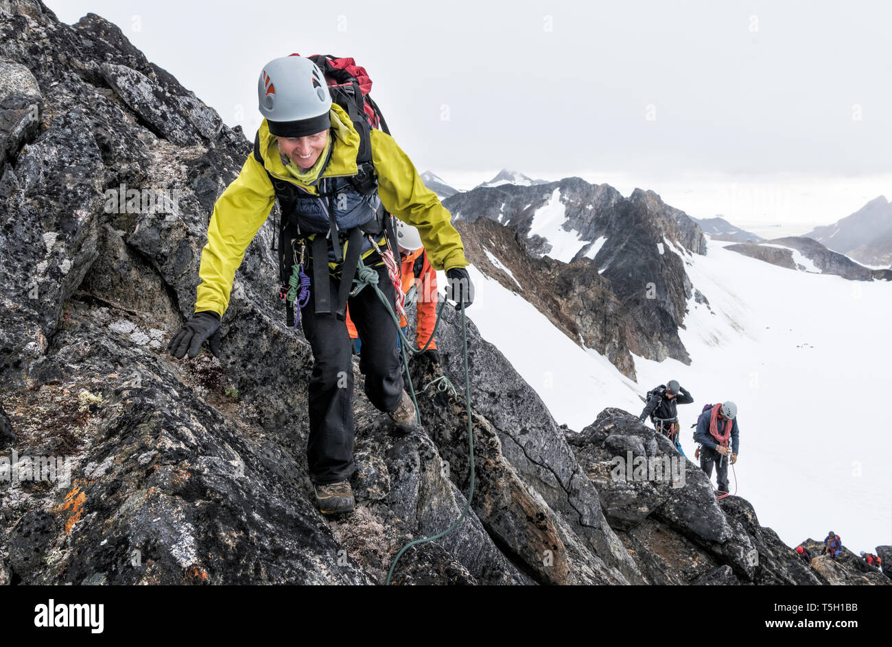 Le Groenland, Sermersooq, Kulusuk, Schweizerland Alpes, alpiniste de l'ordre croissant rocky mountain Banque D'Images