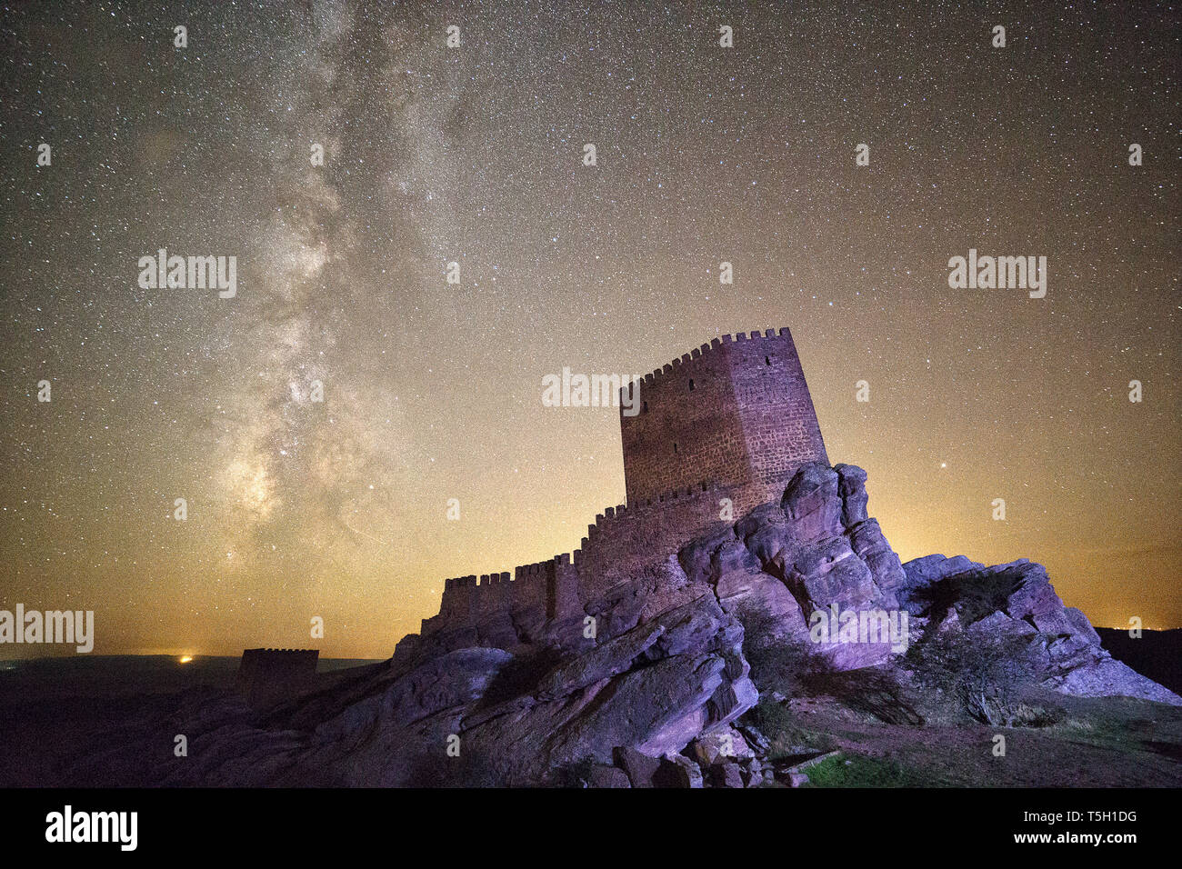 L'Espagne, Guadalajara, Château de Zafra la nuit, ciel étoilé Banque D'Images