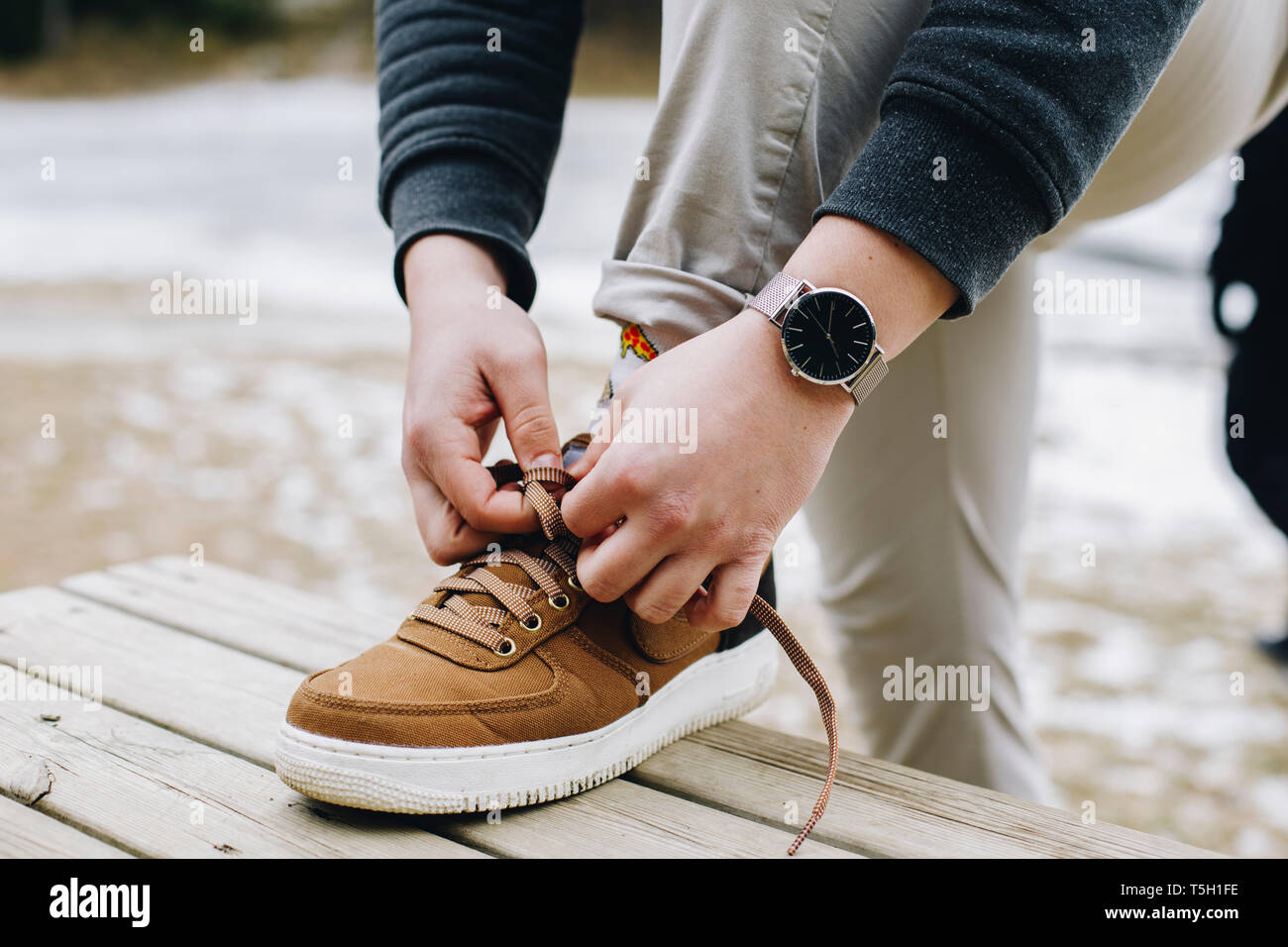 Close-up of a man's hands attacher sa chaussure Banque D'Images