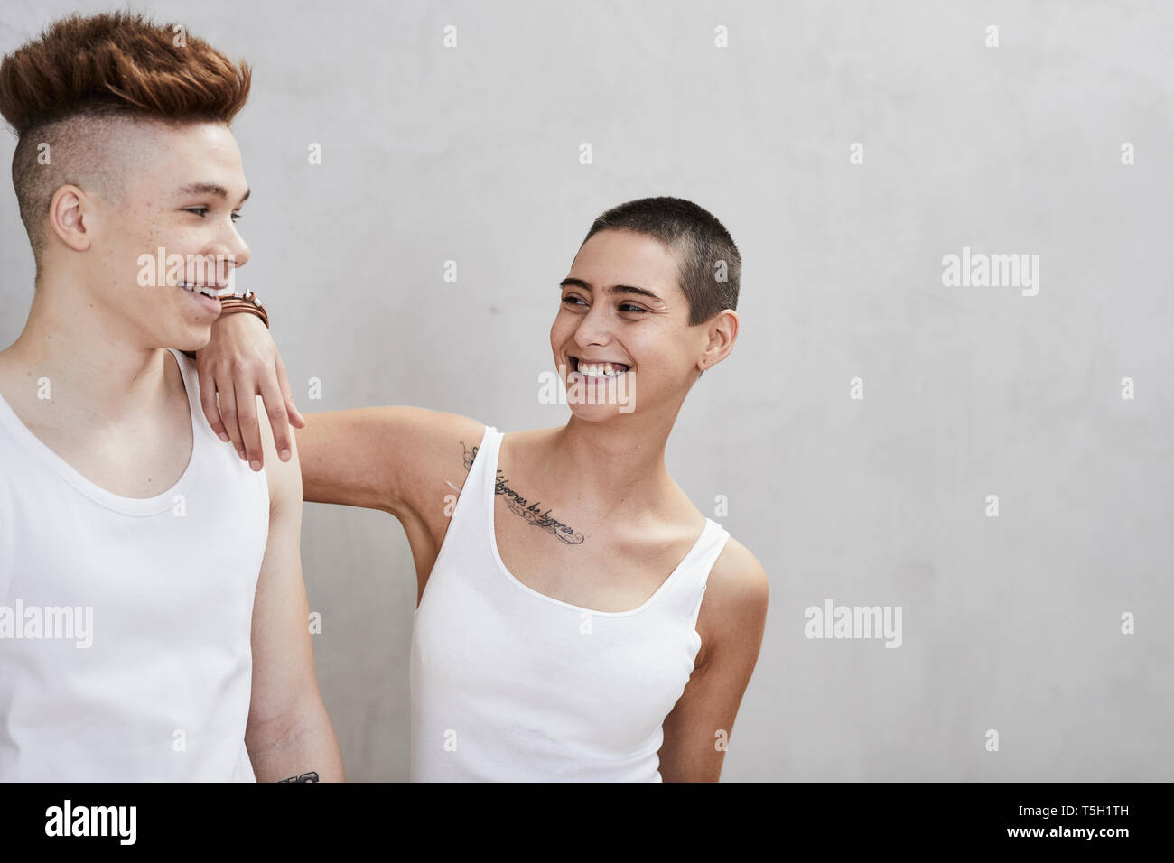 Portrait of smiling young couple portent un gilet Banque D'Images