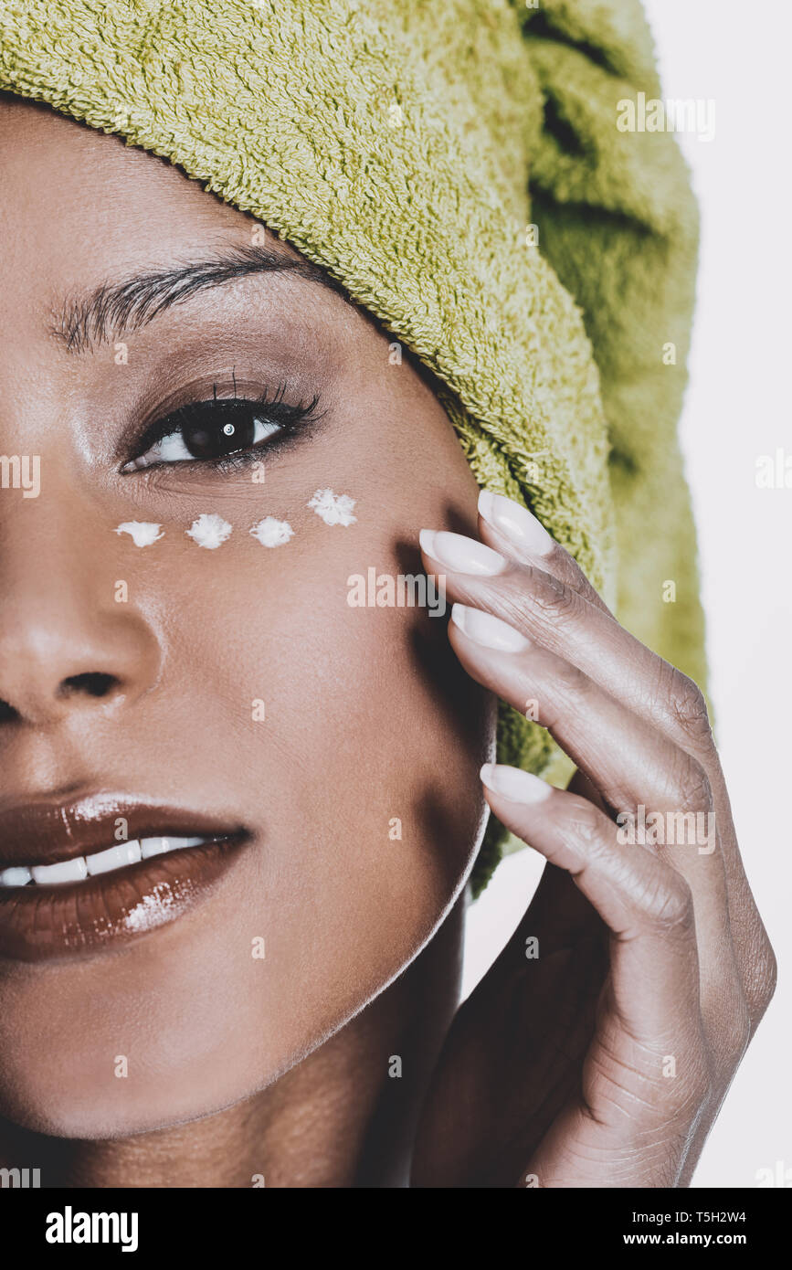 Mixed Race woman est d'appliquer une crème contour des yeux sur la peau.  Traitement des rides Photo Stock - Alamy