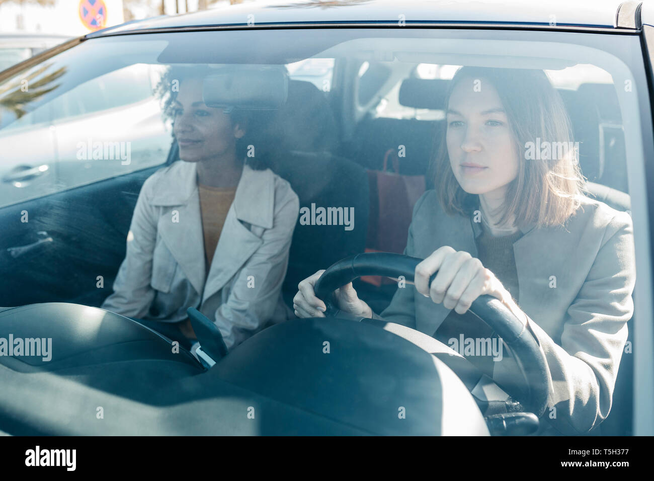 Deux femmes dans une voiture conduite par la ville Banque D'Images
