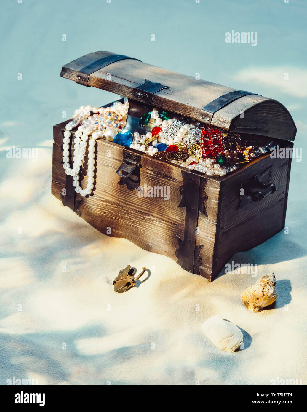 Coffre au Trésor rempli de bijoux et de pièces d'or sur sable Photo Stock -  Alamy