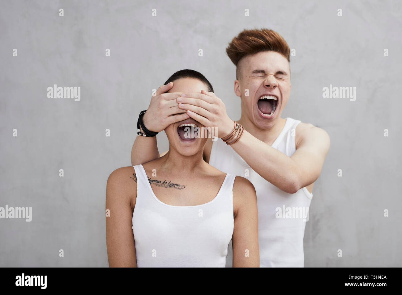 Portrait de screaming jeune couple portent un gilet Banque D'Images