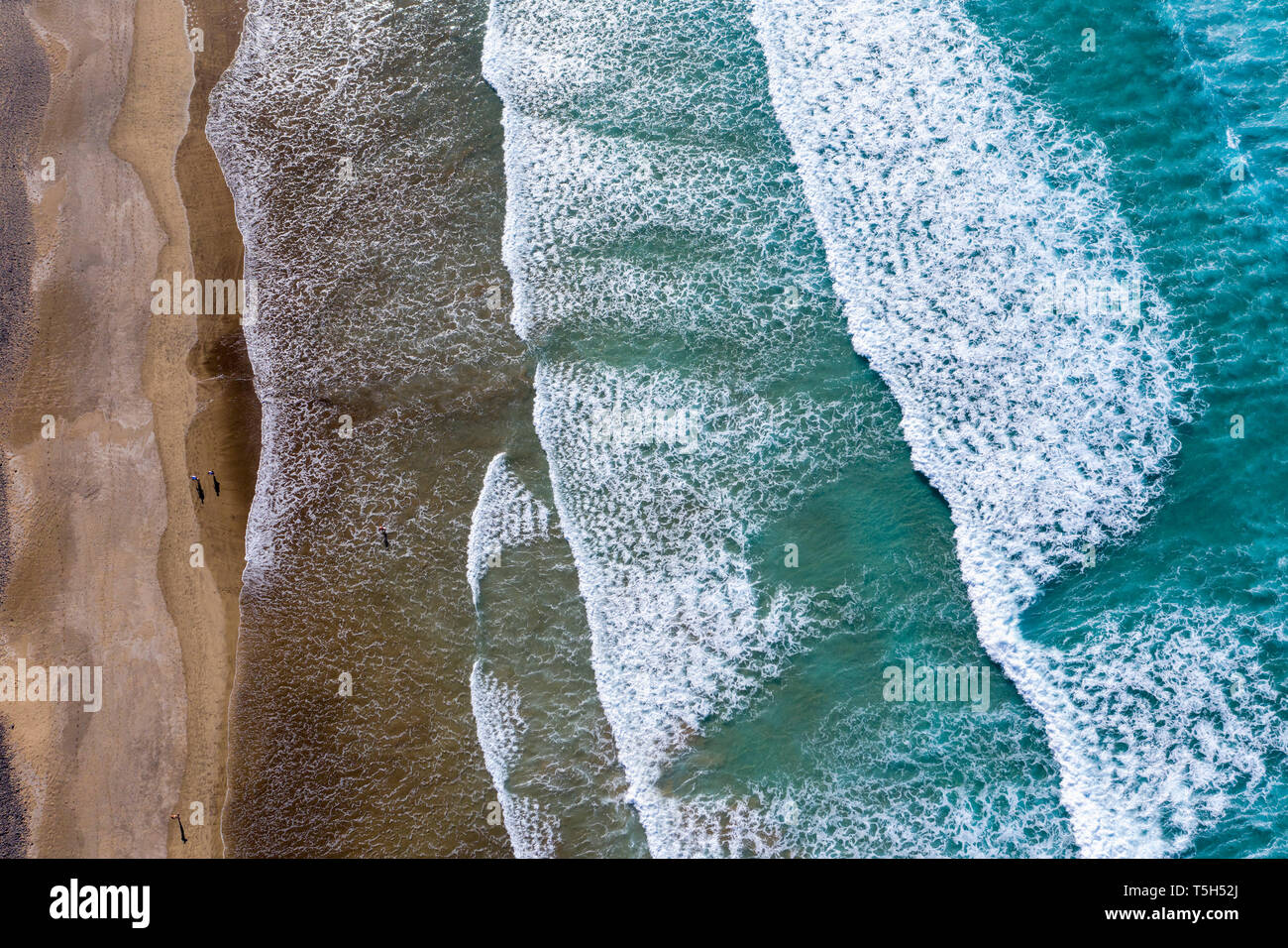 Espagne, Canaries, Lanzarote, Playa Famara à Caleta de Famara, des vagues sur une plage de sable fin Banque D'Images