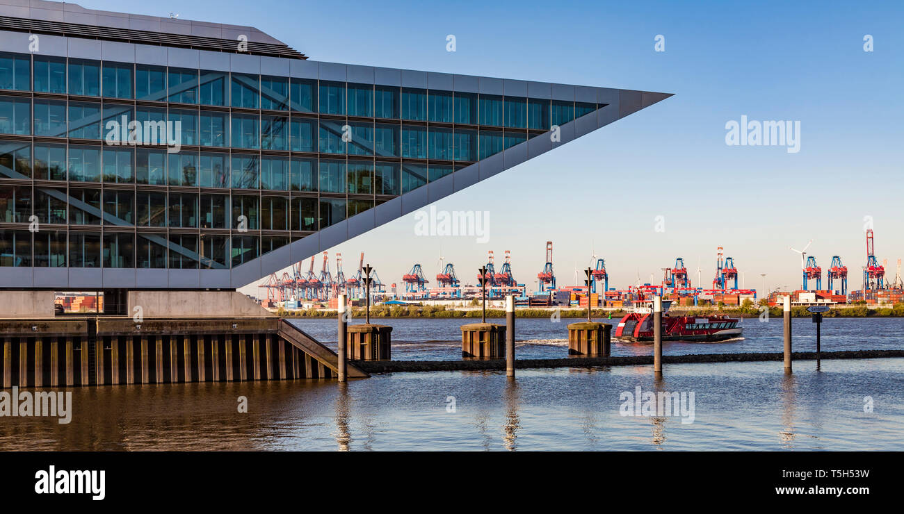 Allemagne, Hambourg, Altona, vue sur le port, les grues et les navires Banque D'Images